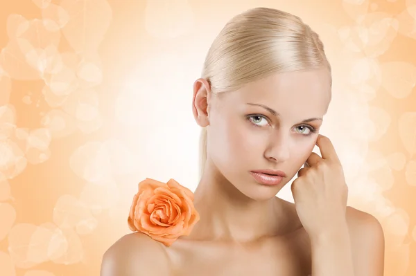 Piękno Portret Słodki Ładny Blond Dziewczynka Pomarańczowy Rose Jej Ramieniu — Zdjęcie stockowe