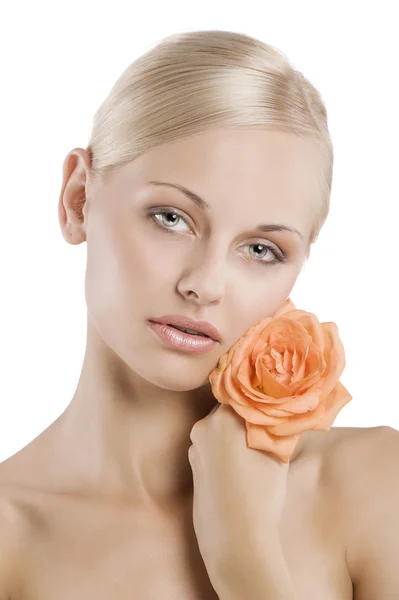 美女肖像 可爱和优雅的金发女孩橙玫瑰她的肩膀 — 图库照片