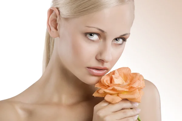 Piękno portret z różą — Zdjęcie stockowe