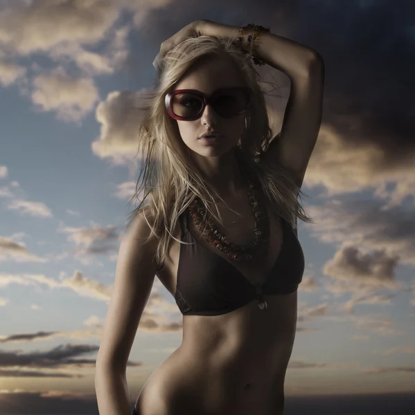 Blondes Mädchen Mit Sonnenbrille Posiert Und Trinkt Einem Dunklen Und — Stockfoto
