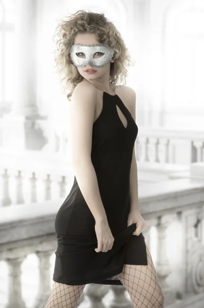 Hübsche Junge Frau Eleganten Schwarzen Kleid Weiße Maske Und Netzstrümpfe — Stockfoto