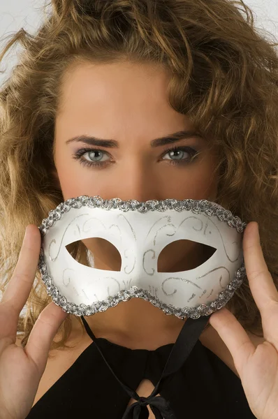 青い目を見事なカーニバル マスクの後ろに顔を持つ少女の肖像画 — ストック写真