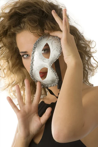 美しい少女のカーニバル マスクの後ろに彼女の顔を隠す — ストック写真