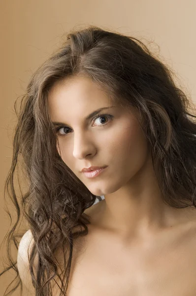 Taşınan Saçlı Şirin Esmer Güzel Portresi Kahverengi Gözleri — Stok fotoğraf