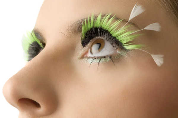 Cerca Los Ojos Una Joven Con Pestañas Verdes Artificiales — Foto de Stock