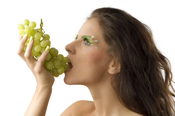 Красива Брюнетка Їсть Зелений Виноград Має Зелені Вії — стокове фото
