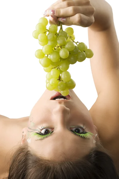 Dziewczyna Jej Głową Dół Jedzenie Kilka Zielonych Winogron Pochodzących Góry — Zdjęcie stockowe