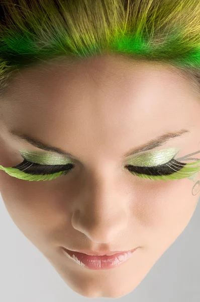 Egy Arc Egy Lány Sárga Zöld Haja Zöld Szempillák Közelről — Stock Fotó