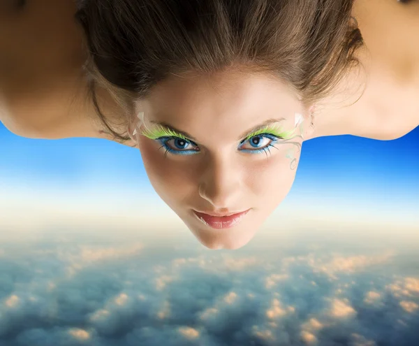 Aranyos Barna Zöld Szempillák Mint Madár Repül Felhők — Stock Fotó