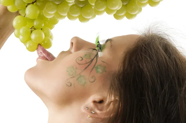 Sexy Brunetka Nice Rysować Jej Twarz Lizanie Zielonych Winogron — Zdjęcie stockowe