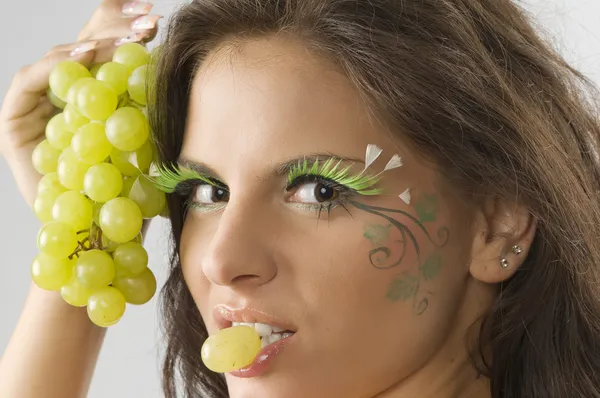 Grape mellan läppar — Stockfoto