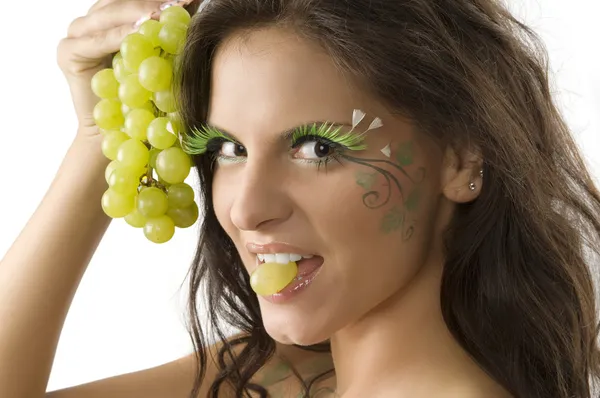 Ładna Dziewczyna Winogron Pomiędzy Zębów Twarzy Malował Zielonych Liści — Zdjęcie stockowe