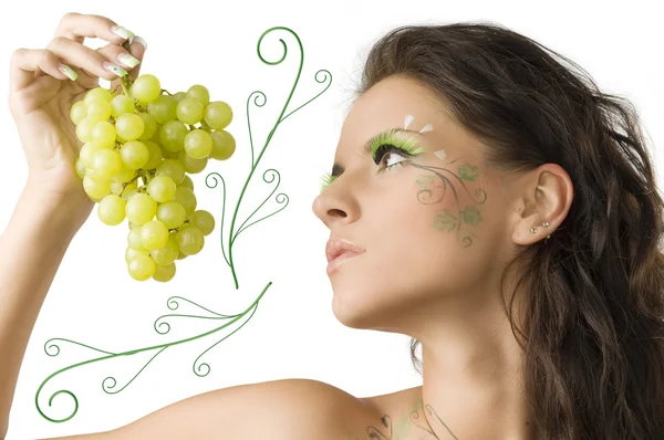 Красива Дівчина Намальованим Обличчям Дивлячись Зелений Виноград Тримається Руці — стокове фото