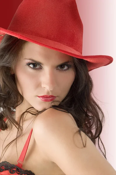 黒い髪と赤い帽子とかわいい女の子の素敵な肖像画 — ストック写真