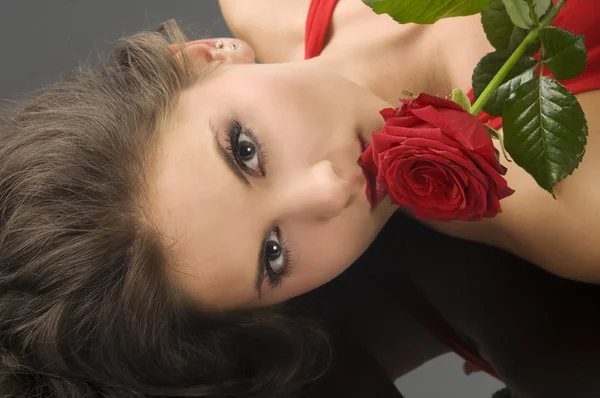 Dívka a červené růže — Stock fotografie