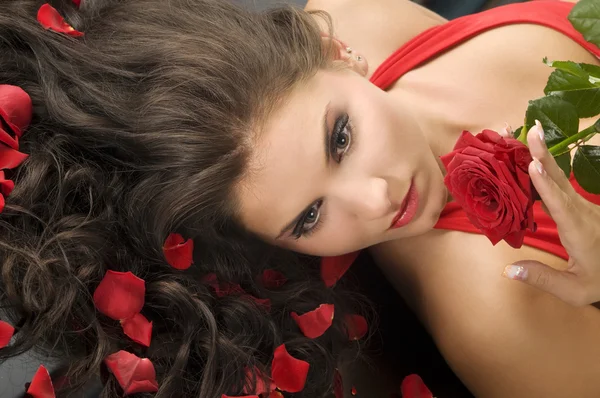 Retrato Uma Jovem Mulher Bonita Com Rosa Vermelha Fundo Preto — Fotografia de Stock