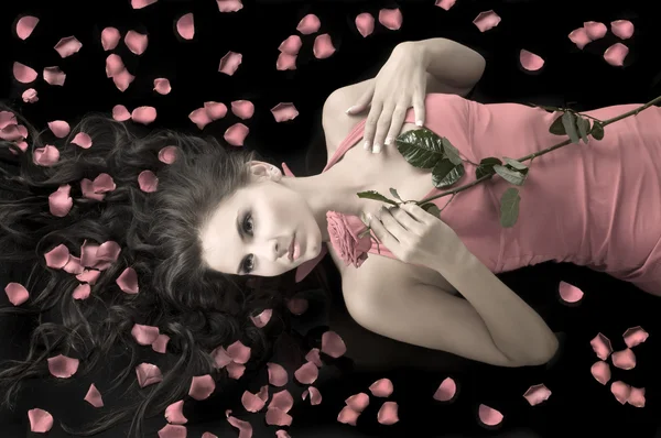 Πορτρέτο Του Μια Νεαρή Όμορφη Γυναίκα Κόκκινο Τριαντάφυλλο Μαύρο Φόντο — Φωτογραφία Αρχείου