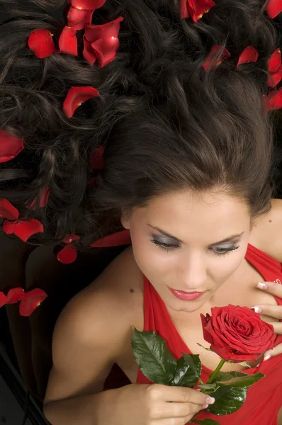 Χαριτωμένο Κορίτσι Κόκκινο Τριαντάφυλλο Και Μερικά Πέταλα Μεταξύ Μαλλιά Πυροβόλησε — Φωτογραφία Αρχείου