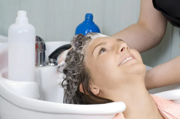 Brunette Dans Salon Laver Les Cheveux Avec Shampooing — Photo