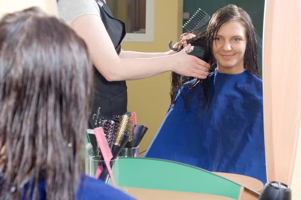 ビューティー サロンでの素敵な女の子 スタイリスト ヘアブラシと彼女の髪を乾かす — ストック写真