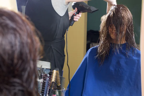 ビューティー サロンでの素敵な女の子 スタイリスト ヘアブラシと彼女の髪を乾かす — ストック写真
