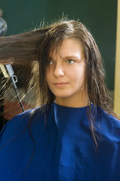 Nettes Mädchen Einem Schönheitssalon Während Ein Friseur Bürstet Und Trocknet — Stockfoto