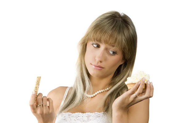 Schöne Mädchen Zögert Sich Zwischen Süßen Oder Diätetischen Lebensmitteln Entscheiden — Stockfoto