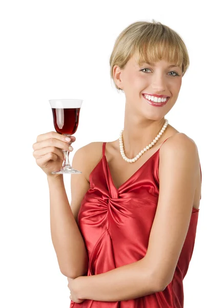 偉大な笑顔と赤ワインのガラスを飲む赤いドレスでおしゃれな女性 — ストック写真
