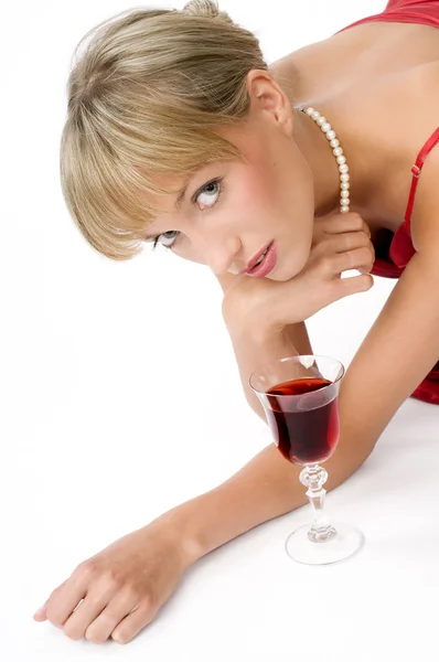 Ragazza Bionda Con Collana Sdraiata Sul Pavimento Vicino Bicchiere Vino — Foto Stock