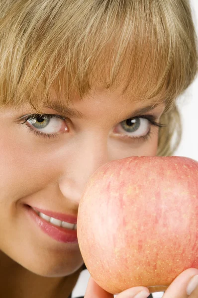 Närbild Flicka Som Döljer Ansiktet Bakom Ett Rött Äpple — Stockfoto
