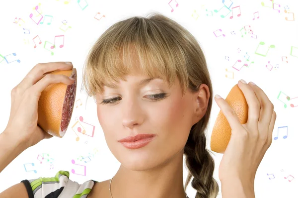 Симпатичная Девушка Слушает Музыку Двумя Половинками Грейпфрута Наушниках — стоковое фото