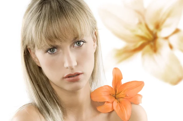 Ξανθιά Και Νέοι Όμορφη Γυναίκα Ένα Πορτοκαλί Λουλούδι Στον Ώμο — Φωτογραφία Αρχείου