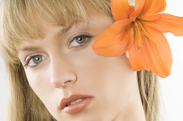Trevlig Clode Upp Ung Vacker Kvinna Med Orange Lilja Mellan — Stockfoto