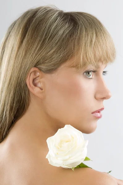 Retrato Fresco Uma Jovem Mulher Bonita Com Uma Rosa Ombro — Fotografia de Stock