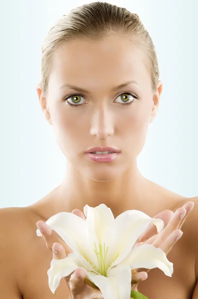 Egy Fiatal Gyönyörű Egy Fehér Liliom Nedves Haj Friss Portréja — Stock Fotó