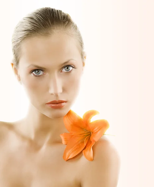 Portrét s oranžové lilie — Stock fotografie
