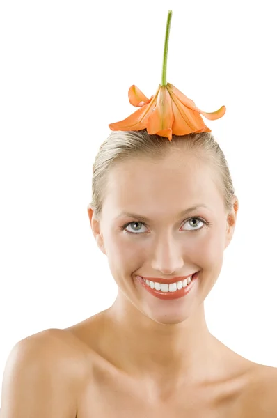 Trevlig Tjej Leende Med Orange Blomma Hennes Huvud Som Används — Stockfoto