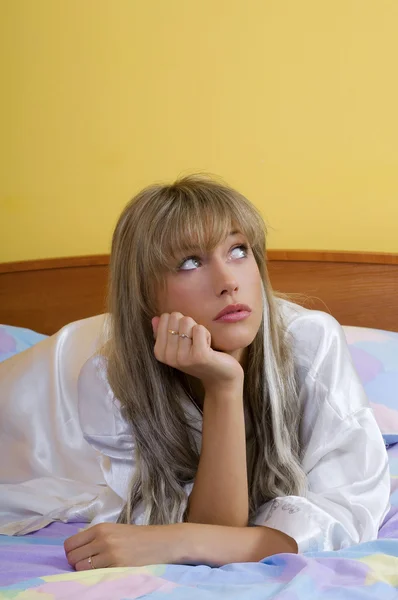 Niedliche Blonde Frau Nachthemd Sitzt Auf Dem Bett Mit Farbigem — Stockfoto