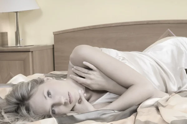 Mujer Rubia Linda Sensual Ropa Dormir Acostado Cama —  Fotos de Stock