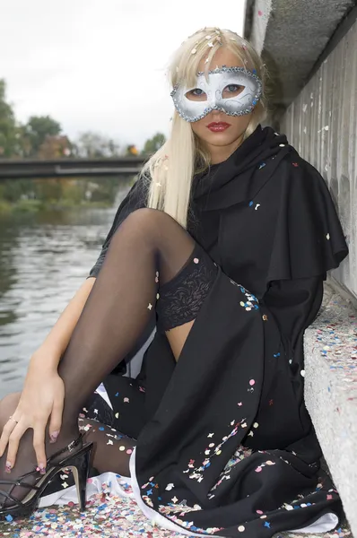 Chica Rubia Cerca Río Con Máscara Carnaval Blanco Manto Negro — Stockfoto