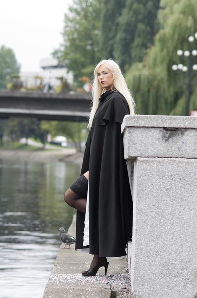 Sexig Fantastisk Blond Står Nära Floden Med Karneval Svart Cloak — Stockfoto