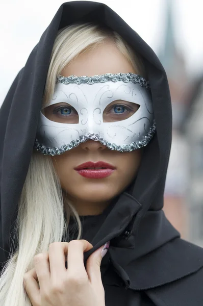 Bonita Rubia Escondiendo Cara Con Máscara Blanca Capucha Negra — Foto de Stock