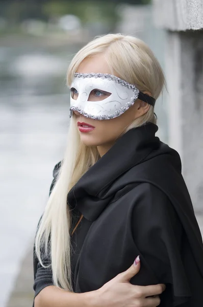 Blond med mask — Stockfoto
