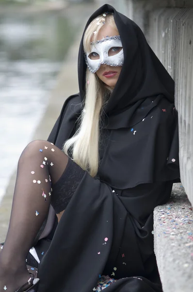 マスクと足を示すフード Canival 衣装で魅力的な女の子 — ストック写真