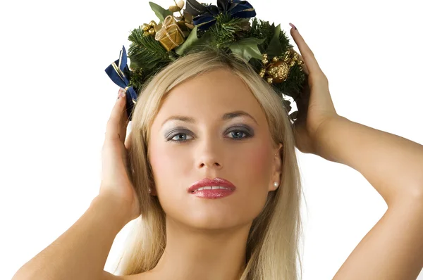 Hermosa Mujer Sosteniendo Una Corona Acebo Cabeza —  Fotos de Stock
