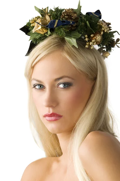 Piękna Kobieta Trzyma Holly Korony Głowie — Zdjęcie stockowe