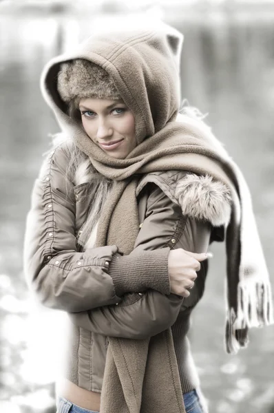 寒い冬のための葉のように震えて若い女性の屋外のポートレート — ストック写真