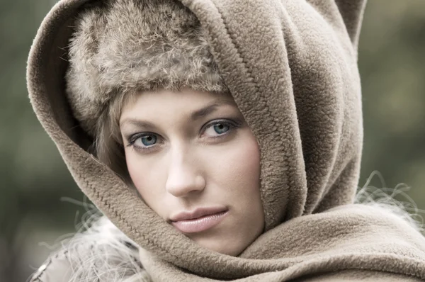关闭一名年轻女子在冬天季节与头巾 — 图库照片