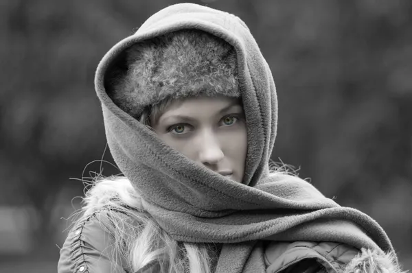 饱和度漂亮女人的肖像与头巾在公园 — 图库照片
