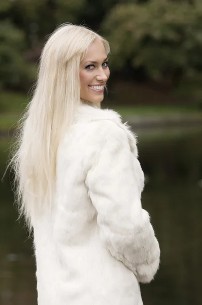 Улыбающаяся Красивая Девушка Длинными Волосами Носящая Белый Мех — стоковое фото